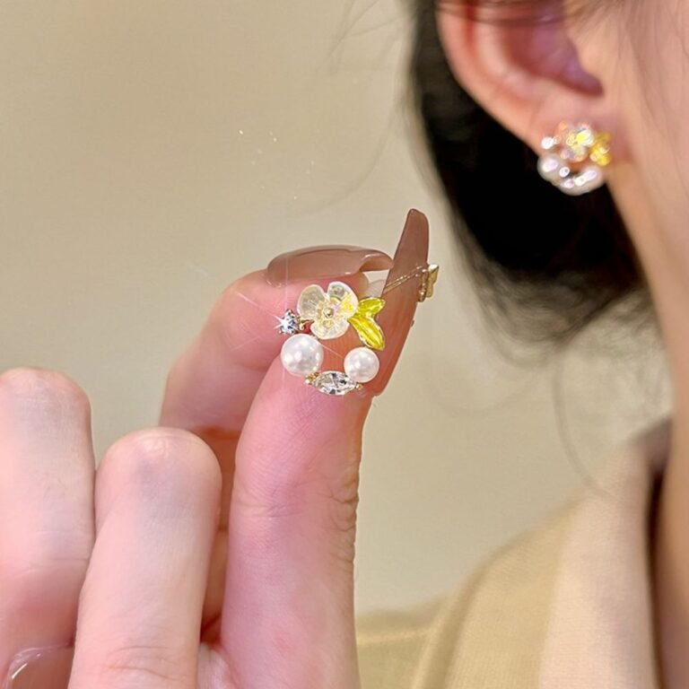 Korean Leaf Sparkling Pearl Earrings 4